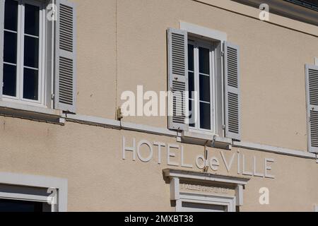 Hotel de ville und Salle des Fetes französisches Schild bedeutet Rathaus und Dorfsaal Partyraum Fassade im Stadtzentrum im Dorf frankreich auf Gebäude en Stockfoto