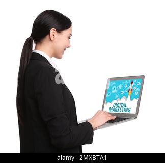 Digitales Marketingkonzept. Junge Frau mit Laptop auf weißem Hintergrund Stockfoto