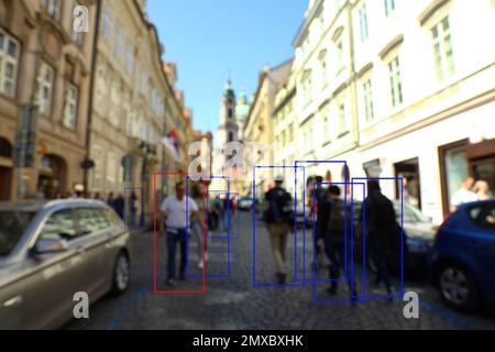 Verschwommener Blick auf die Straße der Stadt mit Scannerrahmen auf den Menschen. Maschinelles Lernen Stockfoto