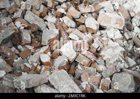 Alte zerbrochene rote Ziegel, zerstörte Wand des Gebäudes Stockfoto