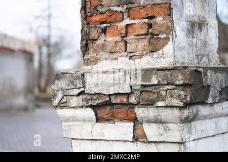 Textur alter gerissener und zerstörter roter Backsteinwände Stockfoto