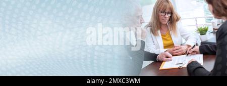 Weibliche maklerin, die einem älteren Paar die Bedingungen des Anlagevertrags erläutert (Lorem ipsum-Text verwendet); Panoramabanner Stockfoto