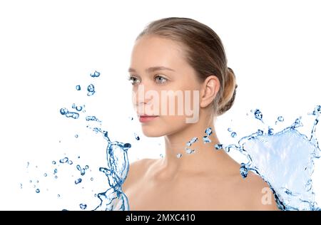 Wunderschöne Frau mit perfekter Haut und einem Spritzer klarem Wasser auf weißem Hintergrund, Bannerdesign Stockfoto