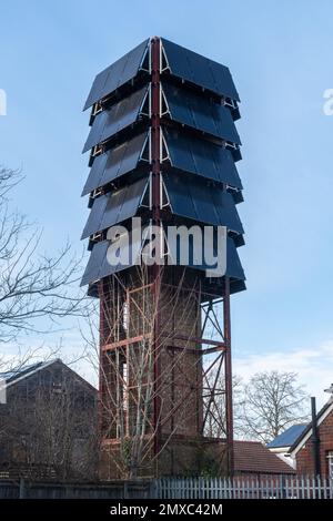 Solarpaneele auf einem Bohrturm an der alten Feuerwache der Armee in Bordon, Hampshire, England, Großbritannien, jetzt eine Öko-Station Stockfoto