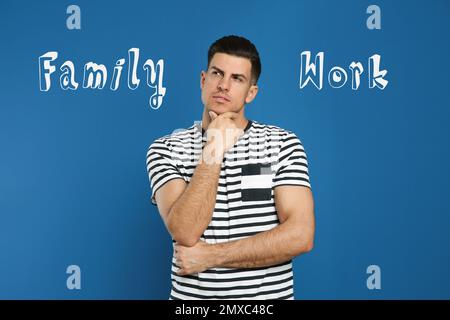 Lebensbilanz. Rücksichtsvoller Mann, der die Wahl zwischen Familie und Arbeit trifft Stockfoto