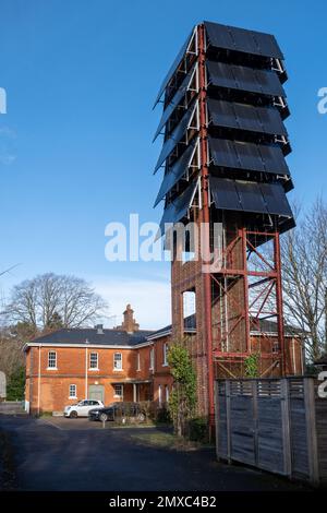 Solarpaneele auf einem Bohrturm an der alten Feuerwache der Armee in Bordon, Hampshire, England, Großbritannien, jetzt eine Öko-Station Stockfoto