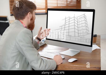 Architekt, der Hausprojekt auf Computer im Büro macht Stockfoto