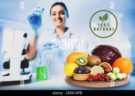 Wissenschaftler, die Produkte im Labor prüfen. Lebensmittelqualitätskontrolle Stockfoto
