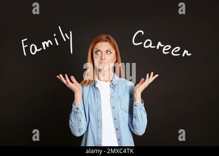 Lebensbilanz. Verblüffte Frau, die zwischen Familie und Arbeit wählen muss Stockfoto