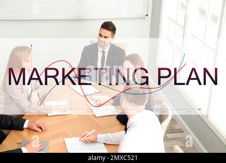 Digitaler Marketingplan. Team von Profis, die am Tisch im Büro zusammenarbeiten Stockfoto