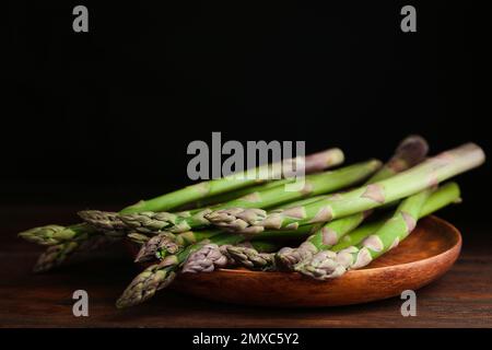 Frischer roher Spargel auf Holztisch, Nahaufnahme Stockfoto