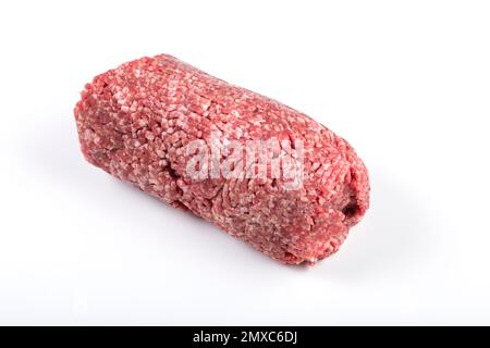 Rohes Rindfleisch-Hackfleisch mit weißem Hintergrund. Rinderrohfleisch. Stockfoto