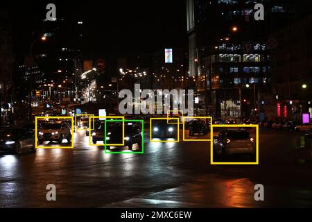 Nachtstraße mit Scannerrahmen an Autos. Maschinelles Lernen Stockfoto