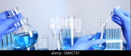 Wissenschaftler, die Forschung und Analyse im Chemielabor betreiben, Nahaufnahme. Bannerdesign Stockfoto