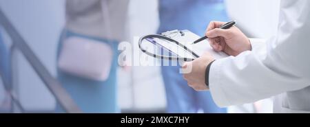 Arzt prüft Analyseergebnisse im Krankenhaus, Nahaufnahme. Bannerdesign Stockfoto