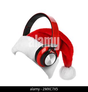 Weihnachtsmann: Rote Mütze und Kopfhörer auf weißem Hintergrund. Weihnachtsmusikkonzept Stockfoto