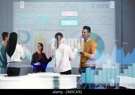 Doppelte Darstellung von Finanzdiagrammen und Personen, die sich treffen. Forex-Konferenz Stockfoto