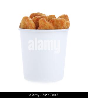 Eimer mit leckeren Chicken Nuggets isoliert auf weiß Stockfoto