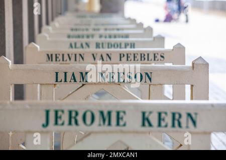 Die Strandpromenade 'Les Planches' von Deauville mit den Kabinen für die Filmstars. Stockfoto