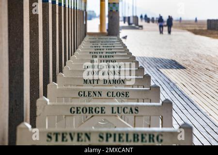 Die Strandpromenade 'Les Planches' von Deauville mit den Kabinen für die Filmstars. Stockfoto