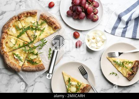 Leckere Käsepizza auf einem weißen Marmortisch, flach liegend Stockfoto
