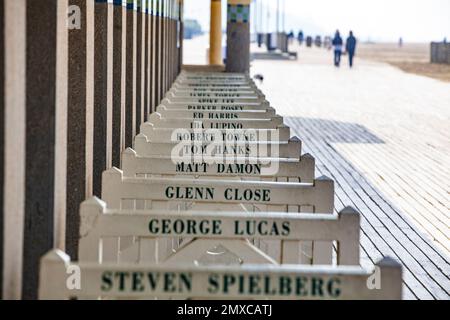 Die Strandpromenade 'Les Planches' von Deauville mit den Kabinen für die Filmstars. Stockfoto