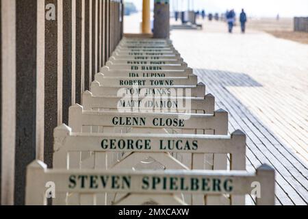 Die Strandpromenade 'Les Planches' von Deauville mit den Kabinen für die Filmstars. Stockfoto