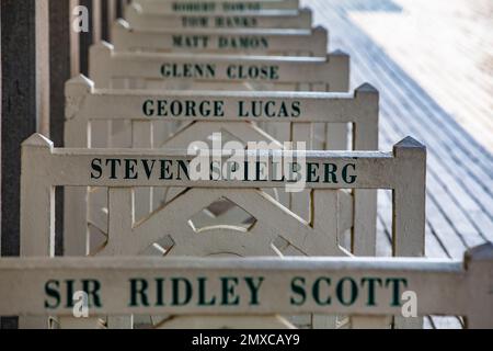 Die Strandpromenade 'Les Planches' von Deauville mit den Kabinen für die Filmstars. Stockfoto