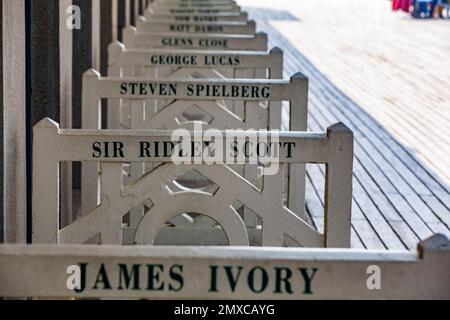 Die Strandpromenade 'Les Planches' von Deauville mit den Kabinen für die Filmstars. Stockfoto