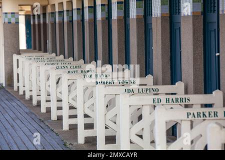 Die Strandpromenade 'Les Planches' von Deauville mit den Kabinen für die Filmstars. Stockfoto