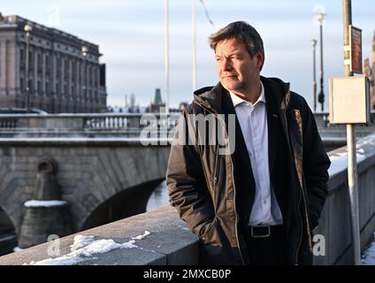 Stockholm, Schweden. 03. Februar 2023. Robert Habeck (Bündnis 90/die Grünen), Vizekanzler und Bundesminister für Wirtschaft und Klimaschutz, auf einem Morgenspaziergang entlang der Norrström. Gespräche über Handelspolitik und Zukunftstechnologien stehen auf der Tagesordnung von Habecks Reise nach Schweden. Kredit: Britta Pedersen/dpa/Alamy Live News Stockfoto