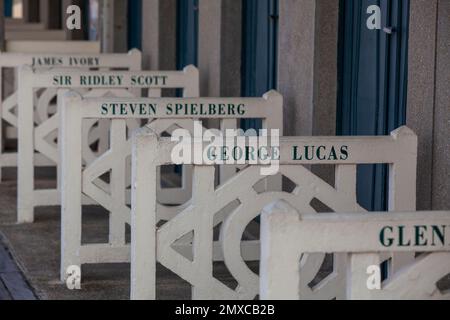 Die Strandpromenade 'Les Planches' von Deauville mit den Kabinen für die Filmstars. Stockfoto