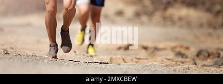 Laufschuhe für Läufer beim Traillauf. Die Beine von Ultra-Running-Athleten nähern sich dem Laufen auf dem Rock Path Trail Stockfoto