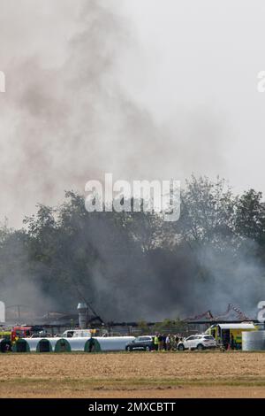 Rauch steigt von einem schweren Brand auf einem kleinen Industriegebiet in Suffolk Ackerland Stockfoto