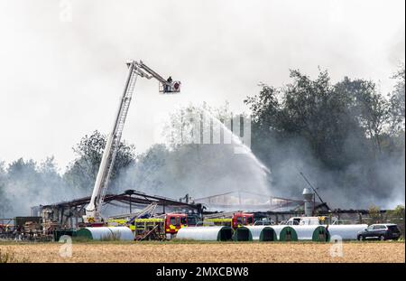 Rauch steigt von einem schweren Brand auf einem kleinen Industriegebiet in Suffolk Ackerland Stockfoto