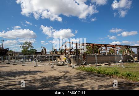 Überreste einer kleinen Industrieeinheit im ländlichen Suffolk nach einem katastrophalen Brand Stockfoto