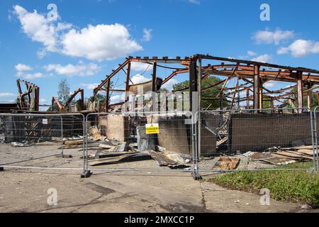 Überreste einer kleinen Industrieeinheit im ländlichen Suffolk nach einem katastrophalen Brand Stockfoto