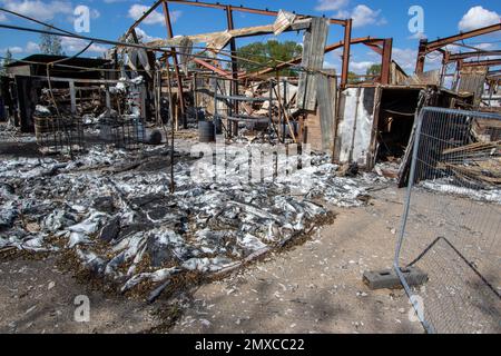 Überreste einer kleinen Industrieeinheit im ländlichen Suffolk nach einem katastrophalen Brand Stockfoto