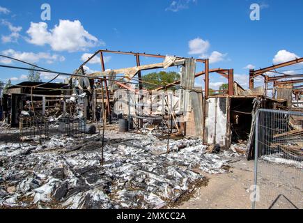 Überreste einer kleinen Industrieeinheit im ländlichen Suffolk nach einem katastrophalen Brand Stockfoto