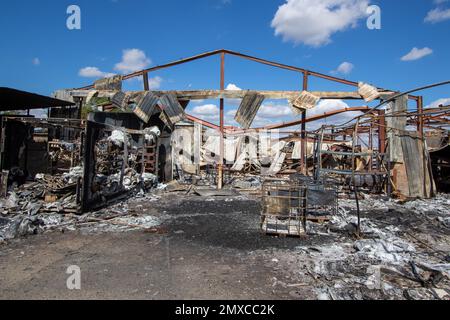 Überreste einer kleinen Industrieeinheit im ländlichen Suffolk nach einem katastrophalen Brand Stockfoto