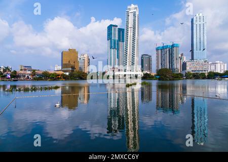 Colombo, Sri Lanka - 3. Dezember 2021: Skyline von Colombo mit Wolkenkratzern an der Beira-Seeküste unter bewölktem Himmel am Tag Stockfoto