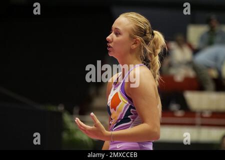 Lyon, Frankreich - 02/02/2023, Anastasia Potapova (RUS) in Aktion gegen Clara Burel (FRA) während der Open 6E Sens - Metropole de Lyon, WTA 250 Tennis Turnier am 2. Februar 2023 im Palais des Sports de Gerland in Lyon, Frankreich - Photo Patrick Cannaux / DPPI Stockfoto