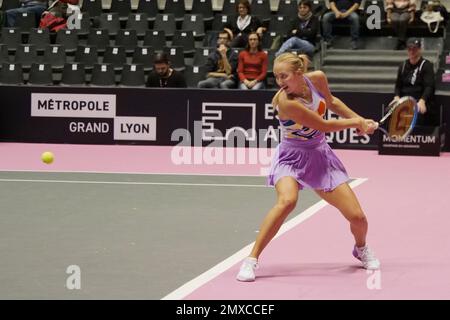 Lyon, Frankreich - 02/02/2023, Anastasia Potapova (RUS) in Aktion gegen Clara Burel (FRA) während der Open 6E Sens - Metropole de Lyon, WTA 250 Tennis Turnier am 2. Februar 2023 im Palais des Sports de Gerland in Lyon, Frankreich - Photo Patrick Cannaux / DPPI Stockfoto