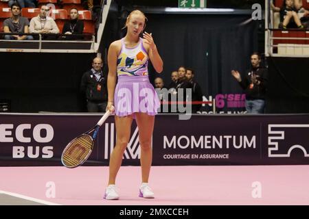 Lyon, Frankreich - 02/02/2023, Anastasia Potapova (RUS) in Aktion gegen Clara Burel (FRA) während der Open 6E Sens - Metropole de Lyon, WTA 250 Tennis Turnier am 2. Februar 2023 im Palais des Sports de Gerland in Lyon, Frankreich - Photo Patrick Cannaux / DPPI Stockfoto