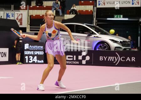 Lyon, Frankreich - 02/02/2023, Anastasia Potapova (RUS) in Aktion gegen Clara Burel (FRA) während der Open 6E Sens - Metropole de Lyon, WTA 250 Tennis Turnier am 2. Februar 2023 im Palais des Sports de Gerland in Lyon, Frankreich - Photo Patrick Cannaux / DPPI Stockfoto