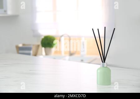 Aromatischer Schilf-Lufterfrischer auf einem hellen Tisch in Innenräumen. Platz für Text Stockfoto