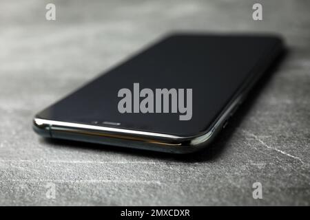 MYKOLAIV, UKRAINE - 12. MÄRZ 2020: IPhone 11 Pro auf grauem Steinhintergrund, Nahaufnahme Stockfoto