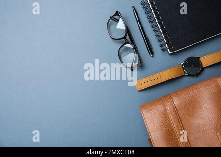 Herrenaccessoires auf grauem Hintergrund, flach liegend. Platz für Text Stockfoto