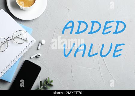 Mehrwert-Konzept. Flache Verlegung mit Schreibwaren auf hellem Hintergrund Stockfoto