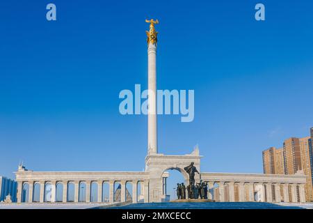 Panoramablick auf das Kasachische Denkmal am sonnigen Wintertag. Stadtbild des Unabhängigkeitsplatzes in der Stadt Astana, nur-Sultan, Kasachstan. Hochwertiges Foto Stockfoto